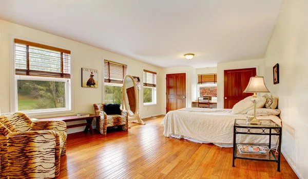 Élégant intérieur de chambre de femme avec miroir de dressing et espace salon — Photo