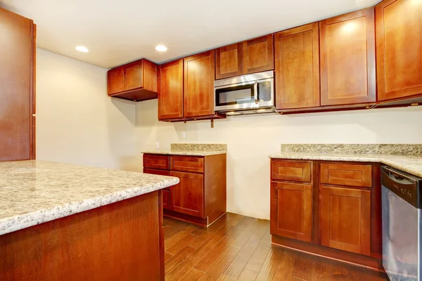 Ładne drewniane wnętrze pokoju kuchennego z granitu blaty — Zdjęcie stockowe