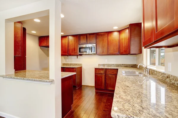 Schöne hölzerne Küche Raum Interieur mit Granit Arbeitsplatten — Stockfoto