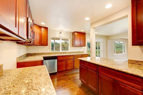 Niza cocina de madera habitación interior con encimeras de granito — Foto de Stock