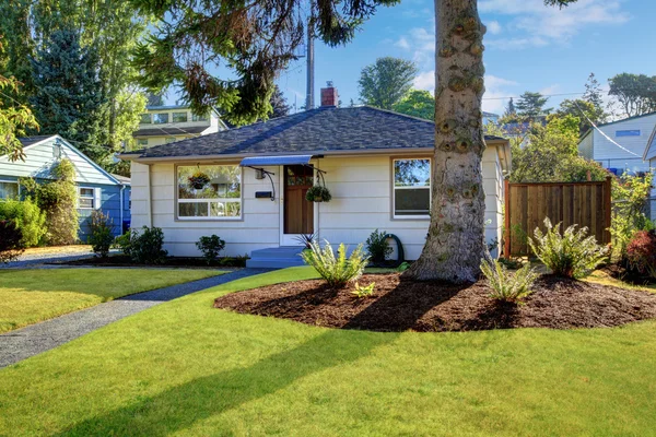 Små clapboard sidospår hus. Utsikt över gångväg — Stockfoto