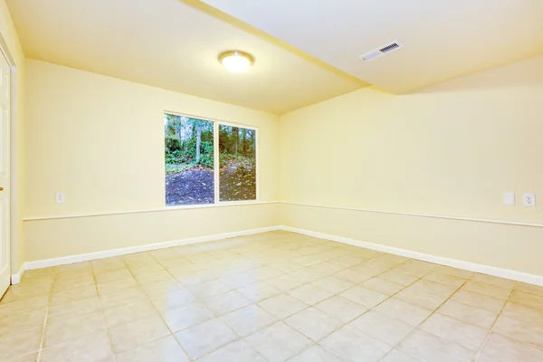 明亮的奶油色调空房间与瓷砖地板 — 图库照片