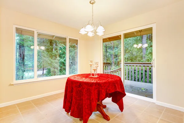 Piso de azulejo sala de jantar interior com elegante toalha de mesa vermelha . — Fotografia de Stock