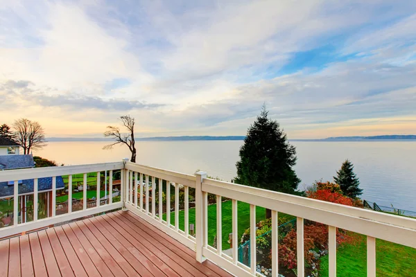Geweldig uitzicht op het water vanaf het houten terras — Stockfoto
