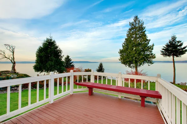 Geweldig uitzicht op het water vanaf het houten terras — Stockfoto