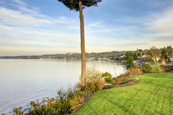 Vue imprenable sur l'eau depuis le jardin de la cour arrière — Photo