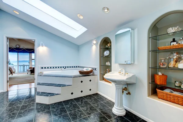 Главная ванная комната с синим мраморным полом и угловой ванночкой . — стоковое фото