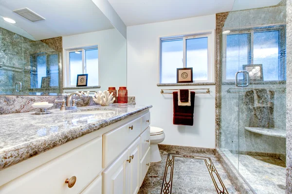 Úžasné koupelna s mramorovou podlahou a sklo sprcha. — Stock fotografie