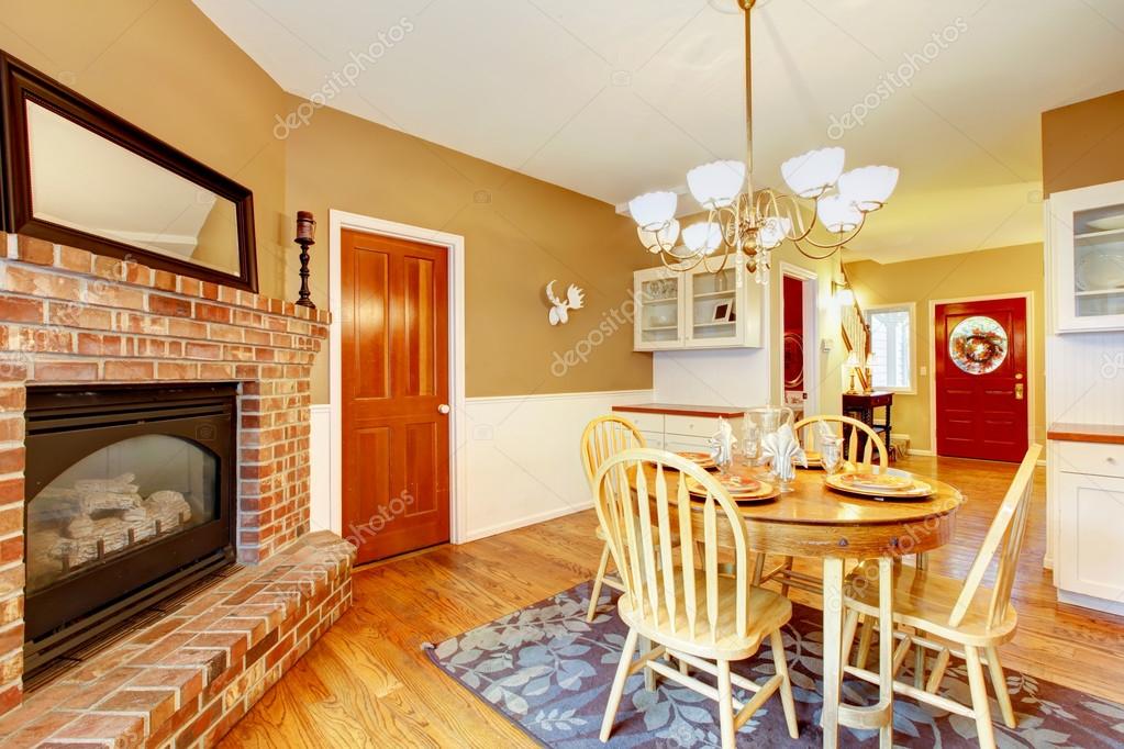 Granja americana casa desayuno comedor con chimenea de ladrillo