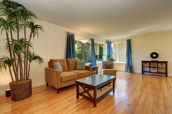 Nice living room in blue and brown colors with hardwood floor. — Stock Photo, Image