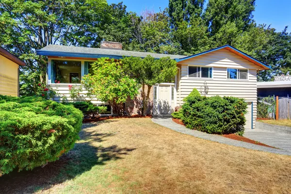 Small cute American house with green shrubs. — Stock Photo, Image