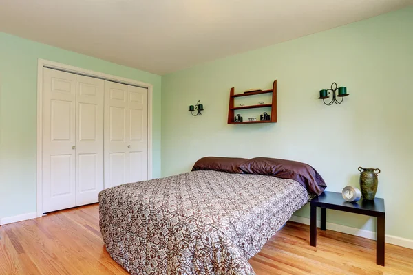 Mint sypialnia z drewnianą podłogę i świece na ścianie — Zdjęcie stockowe