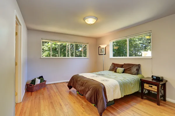 Schöne braune Bettwäsche im Lavendelschlafzimmer. — Stockfoto