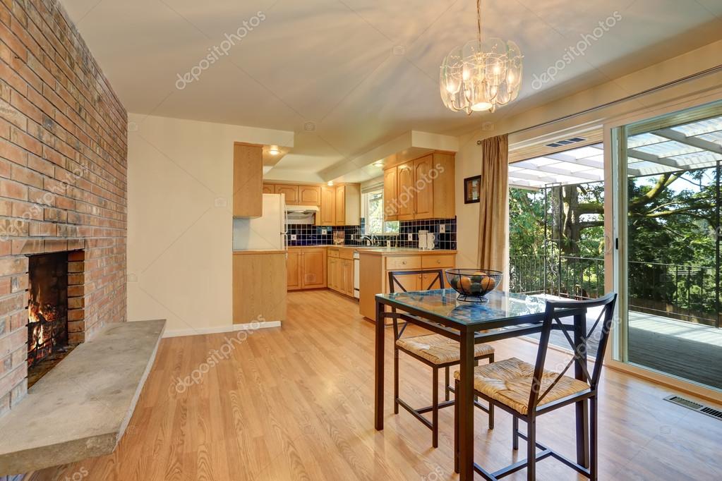 Bonito comedor con chimenea de madera ladrillo y piso de azulejo — Foto