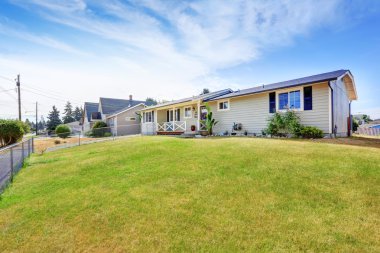 Çim dolu bahçe ile Amerikan rambler dış.