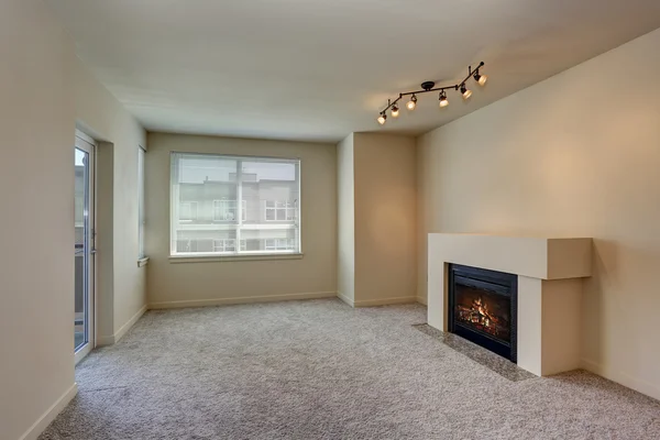 Interior del salón vacío con chimenea — Foto de Stock