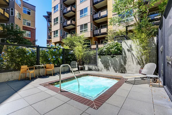 Hermoso nuevo edificio de apartamentos, la piscina al aire libre . — Foto de Stock