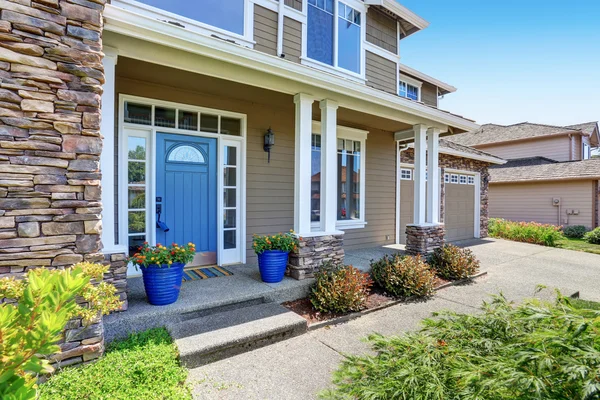 Een zeer nette Amerikaans huis met prachtige outdoor landschap. — Stockfoto