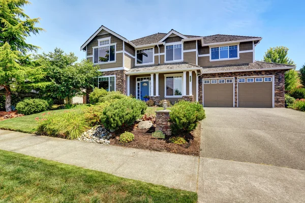 Una casa americana muy ordenada con hermoso paisaje al aire libre . — Foto de Stock