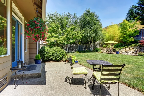 Blick auf den Hinterhof des großen amerikanischen Hauses. — Stockfoto