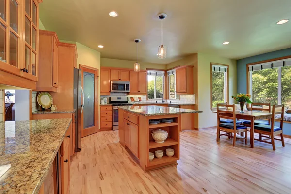 Combinación de almacenamiento marrón claro en gran sala de cocina —  Fotos de Stock