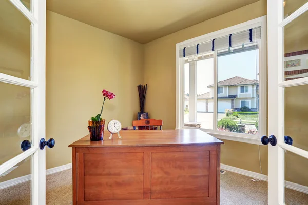 Intérieur de bureau à domicile avec bureau en bois et fenêtre . — Photo