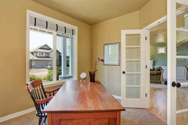 Home office interior com mesa de madeira e uma janela . — Fotografia de Stock