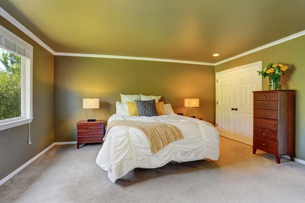 Interior del dormitorio gris con cómoda y flores frescas — Foto de Stock