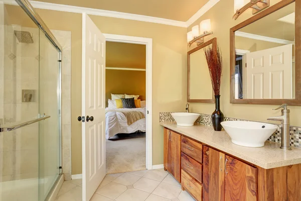 Luxusní interiér koupelny v teplé béžové barvě — Stock fotografie