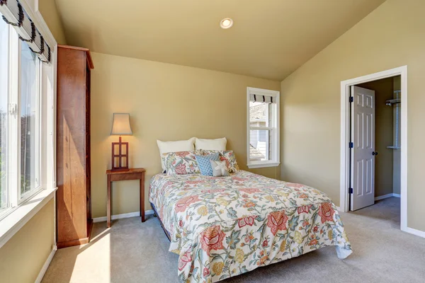 Colorful single bed in upstairs bedroom — Stock Photo, Image