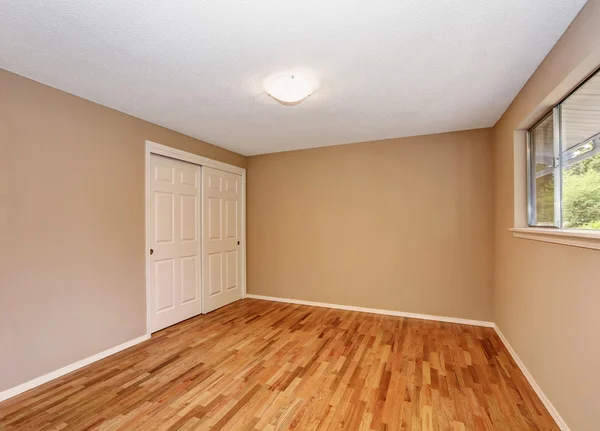 Interior vazio quarto sem mobília com construído no armário — Fotografia de Stock
