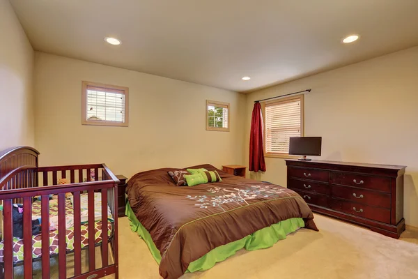 棕色卧室，带婴儿床和抽屉的老式箱子. — 图库照片