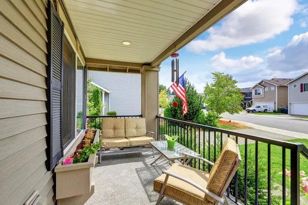 Gemütliche Veranda mit Sitzecke und Blumenbeet — Stockfoto