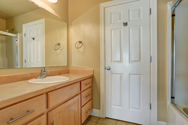 Interior del baño con armarios modernos y suelo de baldosa . — Foto de Stock