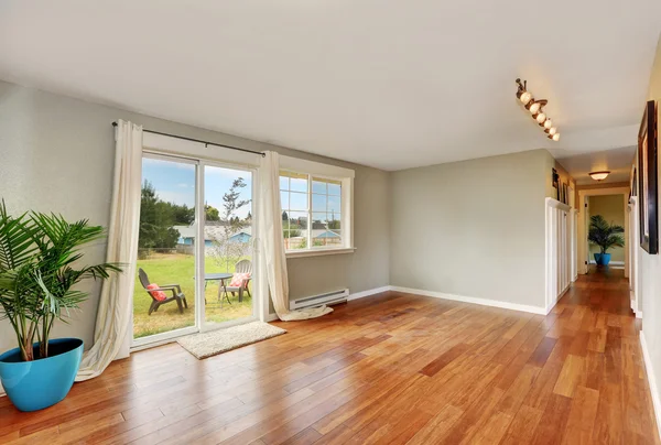 Lege kamer met lange gang en uitgang naar de achtertuin. — Stockfoto