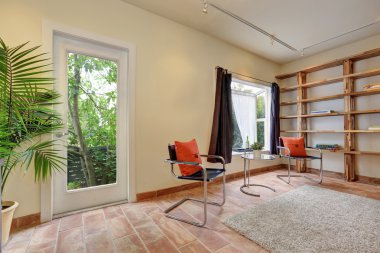 Apartman da modern sandalyeler ile rahat oturma odası.