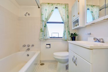 Beyaz dolaplar ile eski tarz banyo iç