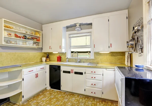 Beyaz dolaplar, dolap ile eski moda mutfak. — Stok fotoğraf