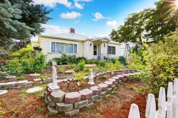 Beteugelen aantrekkingskracht van oud huis met mooi landschapsontwerp — Stockfoto