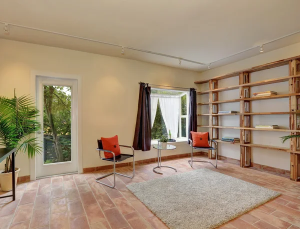 Gezellige zitkamer met moderne stoelen in appartementenhuis. — Stockfoto