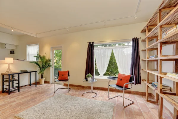 Mysigt vardagsrum med moderna stolar i lägenhetshus. — Stockfoto