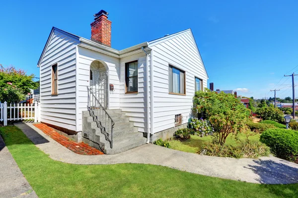 Schattig klein Amerikaans huis met witte exterieur verf — Stockfoto