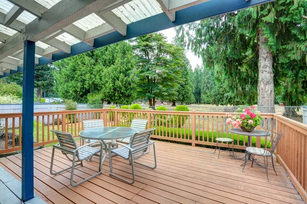 Patio mobilyalı çıkış güvertesi görünümü 