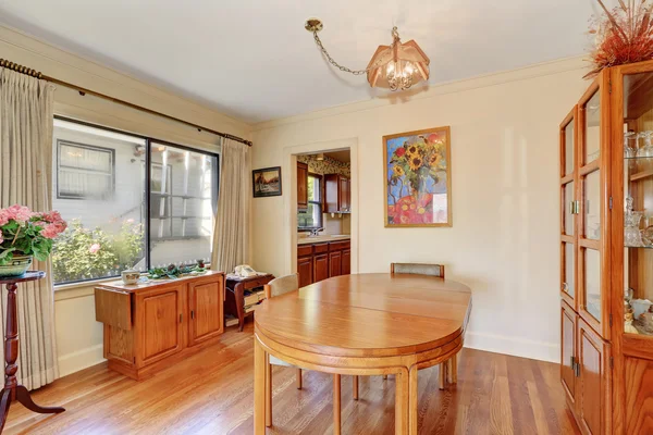 Interior acolhedor da sala de jantar com mesa de madeira oval — Fotografia de Stock