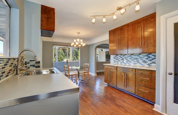 Cuisine avec salle à manger intérieur et plancher de bois franc — Photo