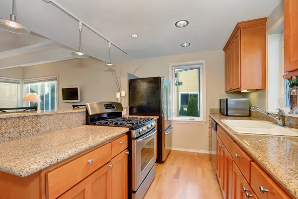 Moderne Kücheneinrichtung mit Granitarbeitsplatten. — Stockfoto