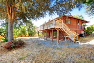 İki hikaye house ile ahşap döşeme ve geniş güverte görünümünü.