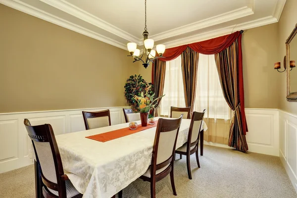 Increíble comedor interior con bonitas cortinas . — Foto de Stock