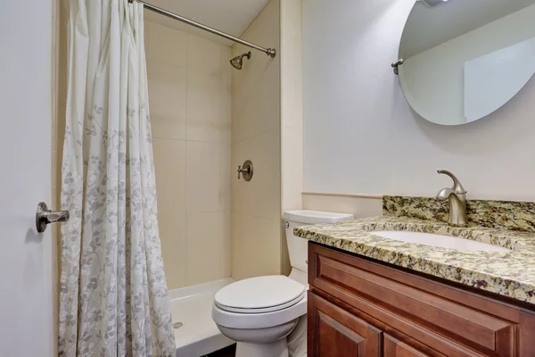 Mooi interieur van de badkamer met ijdelheid kabinet en marmeren terug naar boven — Stockfoto
