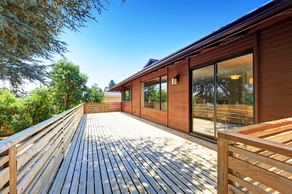 Grande terrasse vide avec balustrades et vue parfaite . — Photo